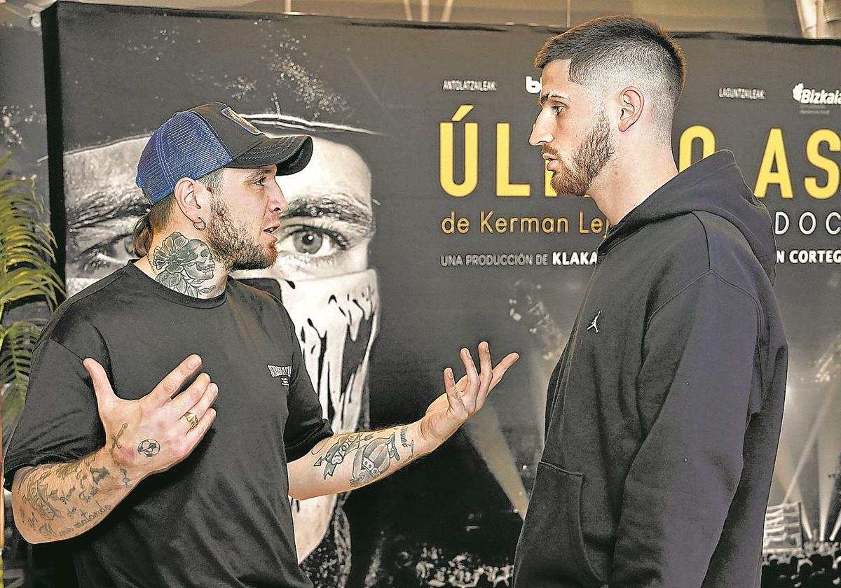 Kerman Lejarraga conversa con Oihan Sancet antes de la presentación del documental.