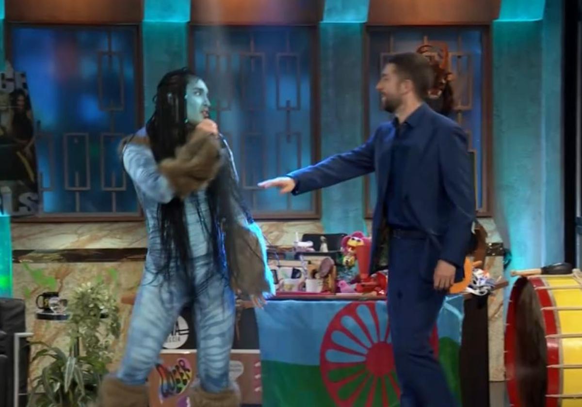 Un vizcaíno disfrazado de 'Avatar' desata la fiesta cantando 'Desde Santurce a Bilbao' con David Broncano