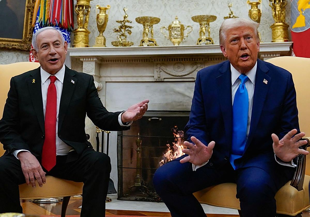El primer ministro israelí, Benjamin Netanyahu, recibido por el presidente estadounidense, Donald Trump.