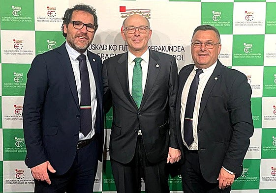 Javier Landeta, en el centro, con Jon Larrea, vicepresidente, a la izquierda; y Carlos Gómez, tesorero.