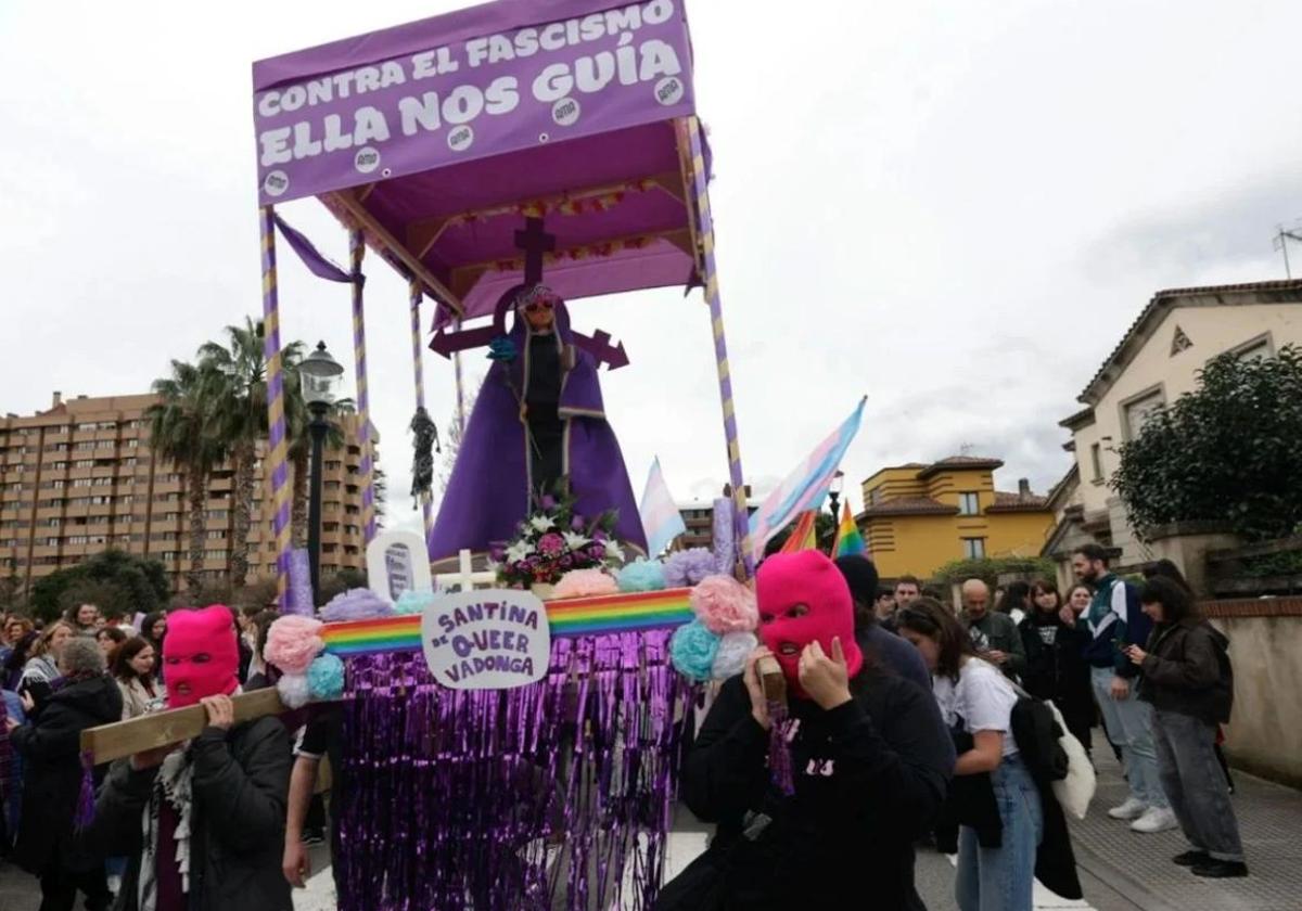 Organizaciones católicas llevan a la 'Santina queer' que desfiló en el 8M de Gijón a los tribunales