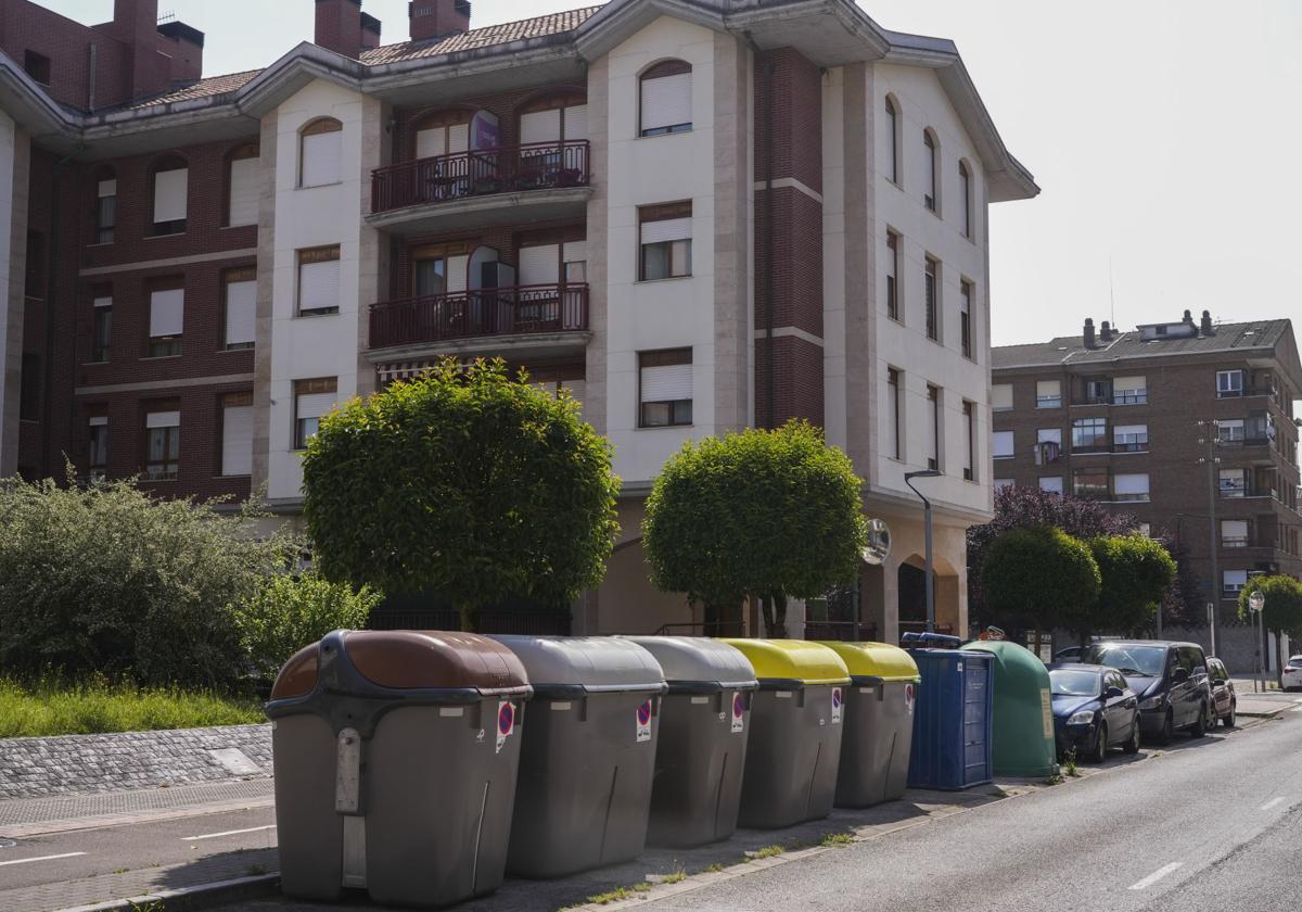 Contenedores de basura en una calle de Amurrio.