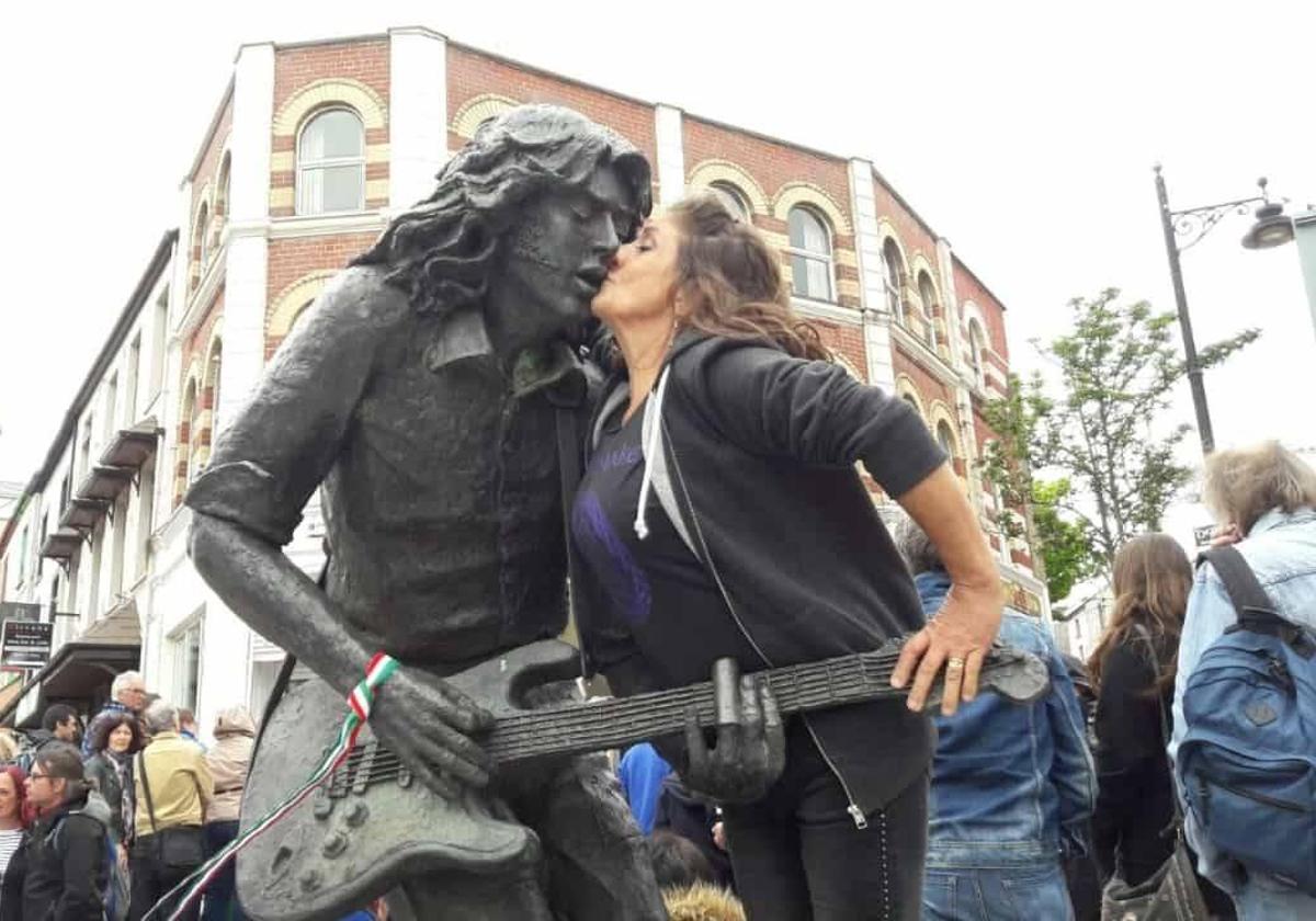 Edurne besa la estatua de Rory Gallagher, en la foto que utilizaba en su perfil de las redes.