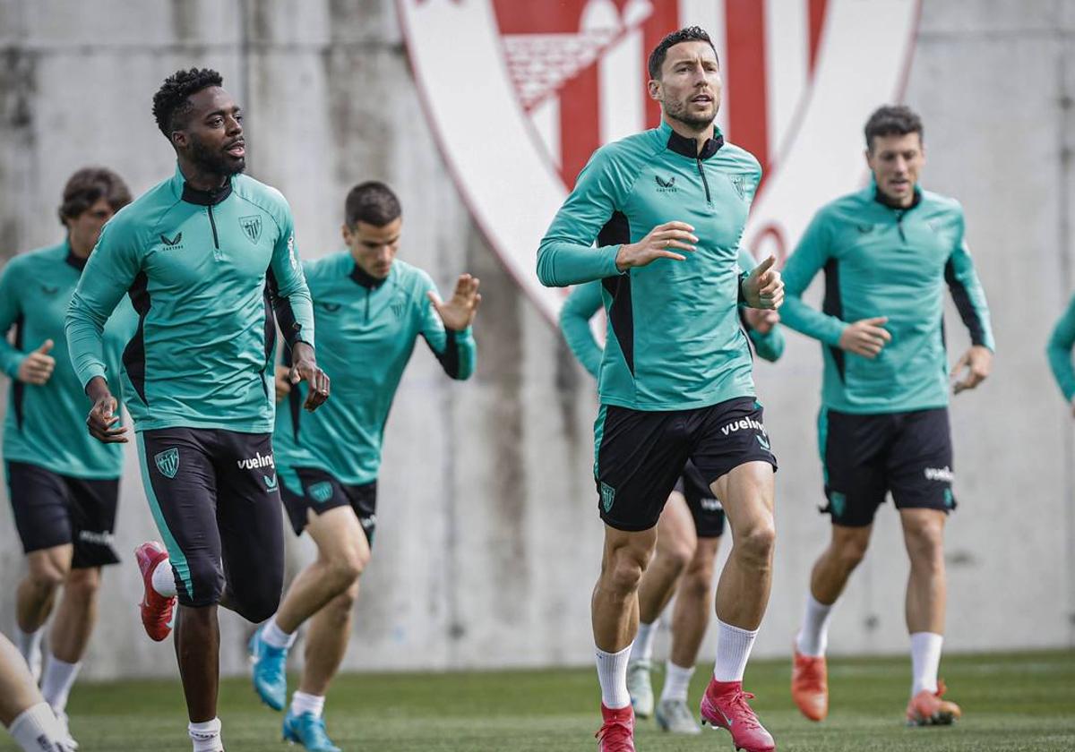 Los futbolistas del Athletic, con De Marcos y Williams a la cabeza, en el entrenamiento de ayer en Lezama.