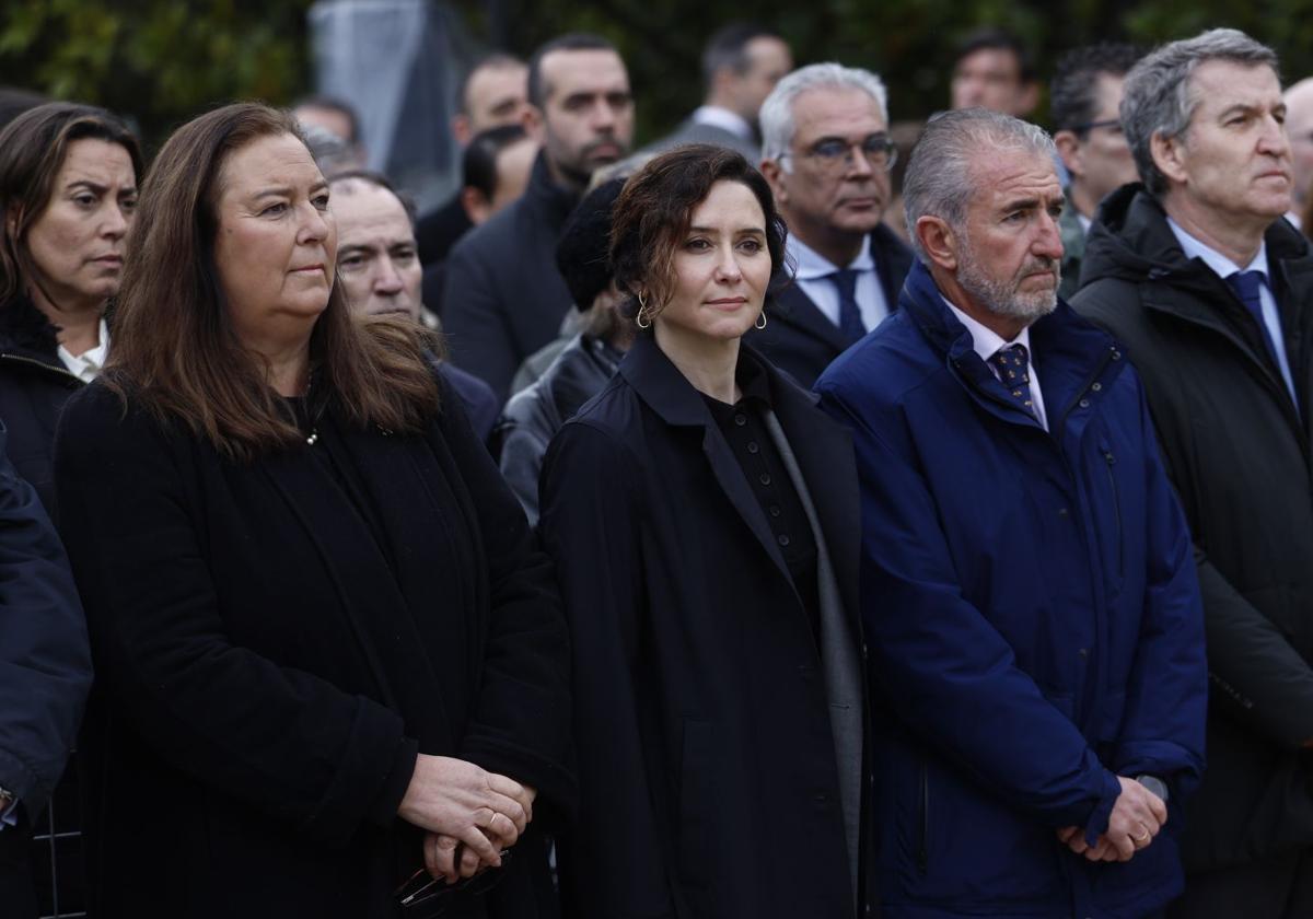 La presidenta de la AVT, Maite Araluce, durante el acto en memoria de las víctimas de los atentados yhadistas de Madrid, con Isabel Díaz Ayuso, Miguel Folguera y Alberto Núñez Feijóo.