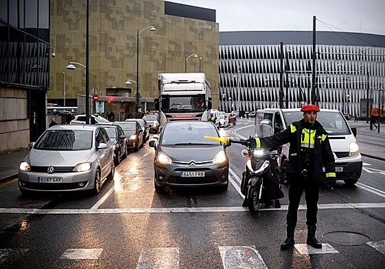 Un agente de la Policía Municipal regula el tráfico en las inmediaciones de San Mamés.