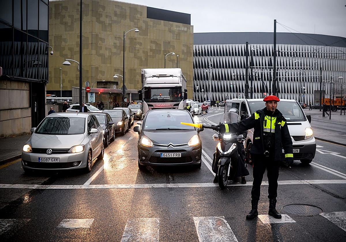 Un agente de la Policía Municipal regula el tráfico en las inmediaciones de San Mamés.