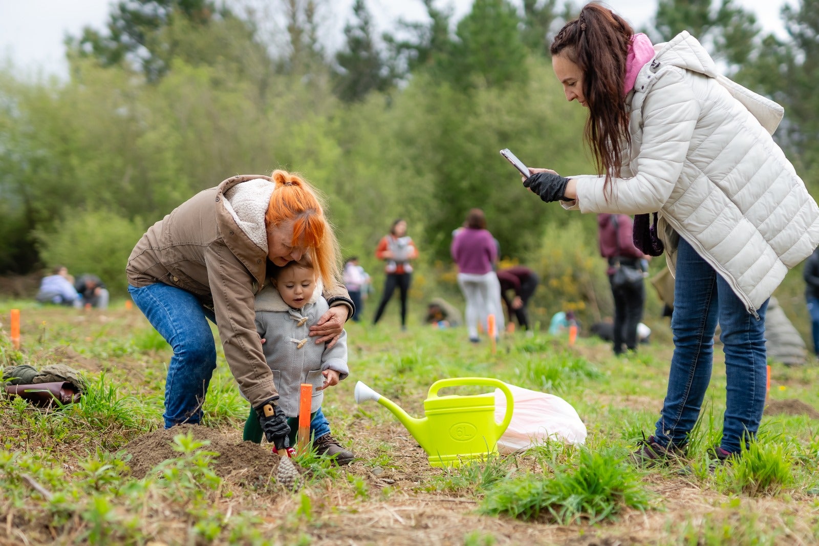 Familiares participan en al plantación de árboles en gernika.