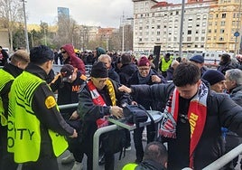 El vallado de San Mamés no impide los incidentes