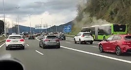 Retenciones en Rontegi, sentido Barakaldo, por un autobús del que salía humo
