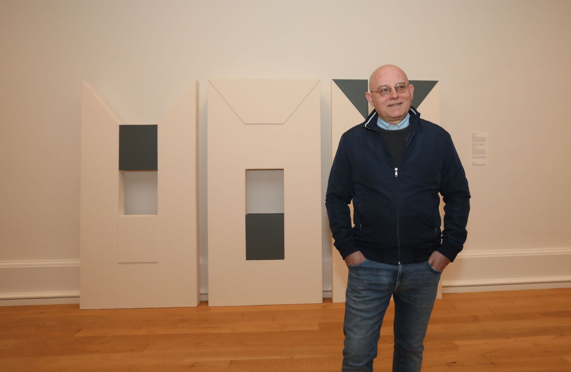 El artista y escritor Txomin Badiola, en una foto de una exposición suya en el Bellas Artes en 2023.