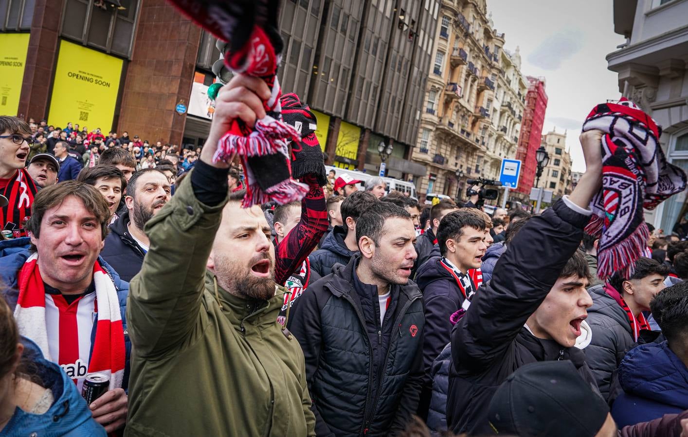 Los aficionados del Athletic arropan al equipo antes del partido