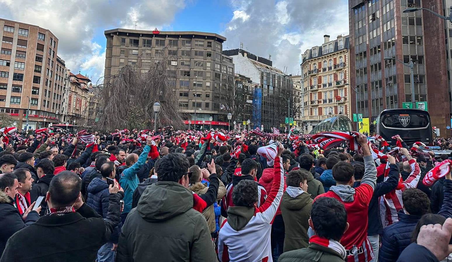 Los aficionados del Athletic arropan al equipo antes del partido