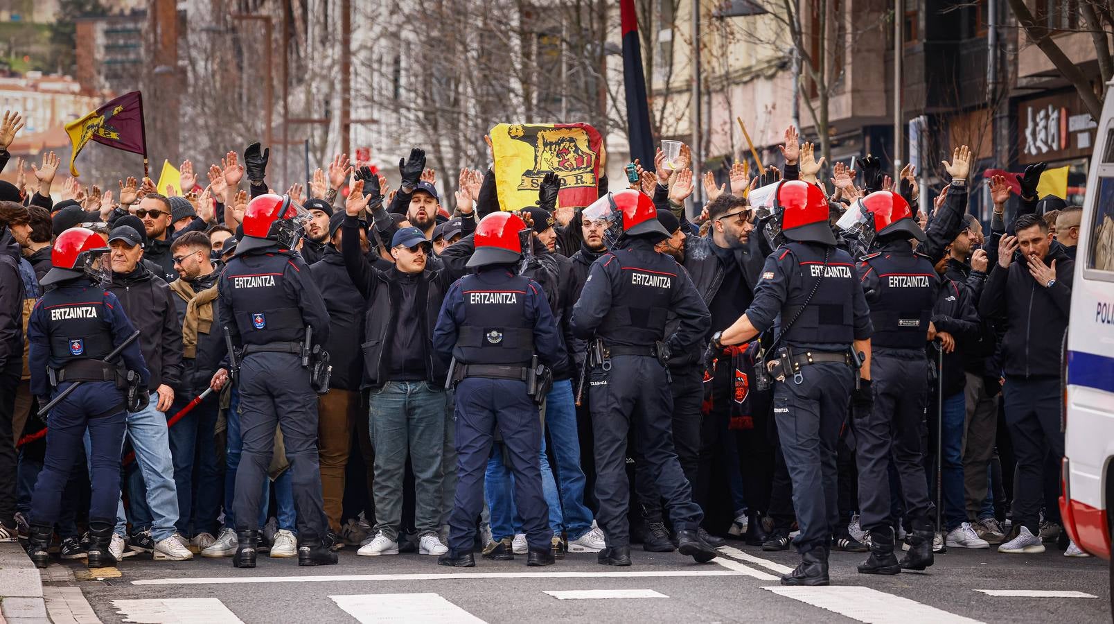 Los aficionados de la Roma calientan el ambiente en Bilbao