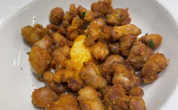 Crocantes mollejas de cordero con yema de huevo