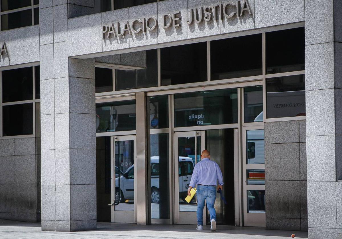 Cinco años por apropiarse de más de medio millón de euros de una anciana en Bizkaia