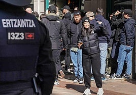 Los aficionados de la Roma calientan el ambiente en Bilbao