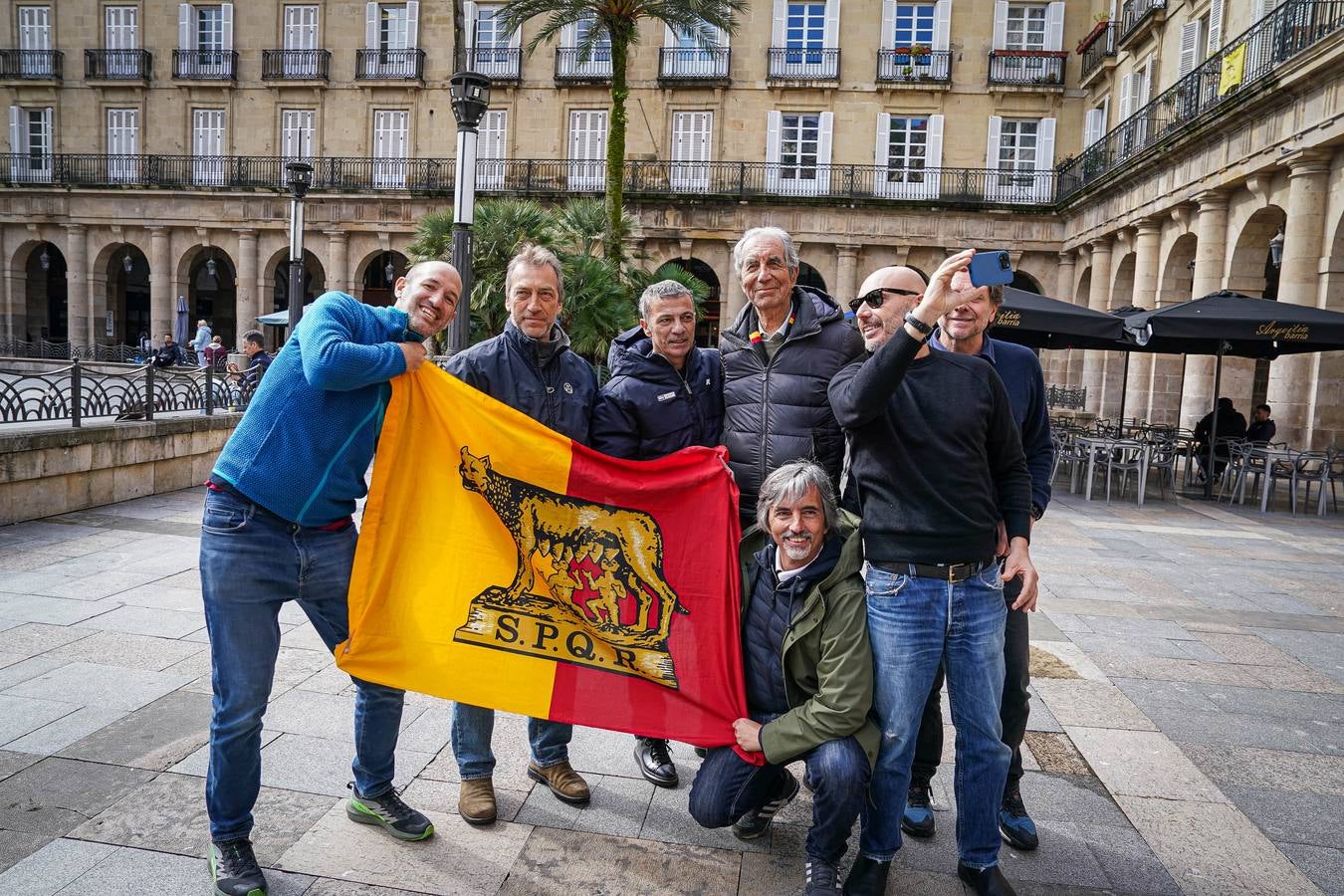 Los aficionados de la Roma calientan el ambiente en Bilbao