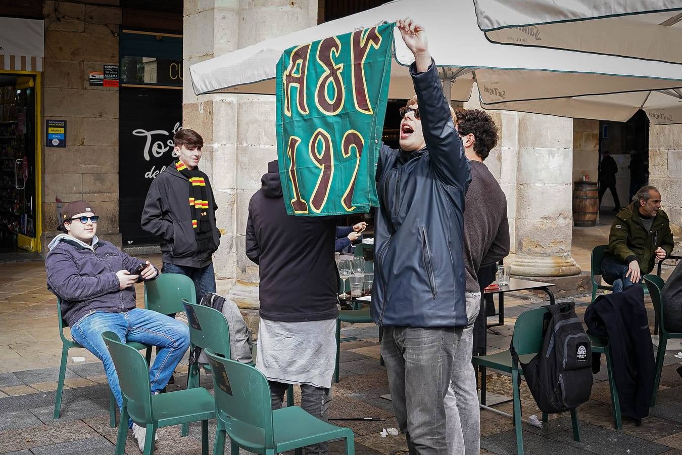 Los aficionados de la Roma calientan el ambiente en Bilbao