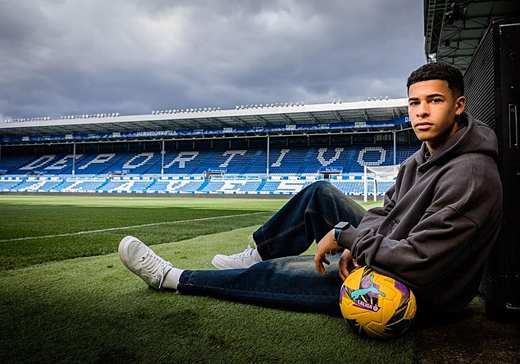 Santiago Mouriño posa sobre el césped de Mendizorroza para este periódico.