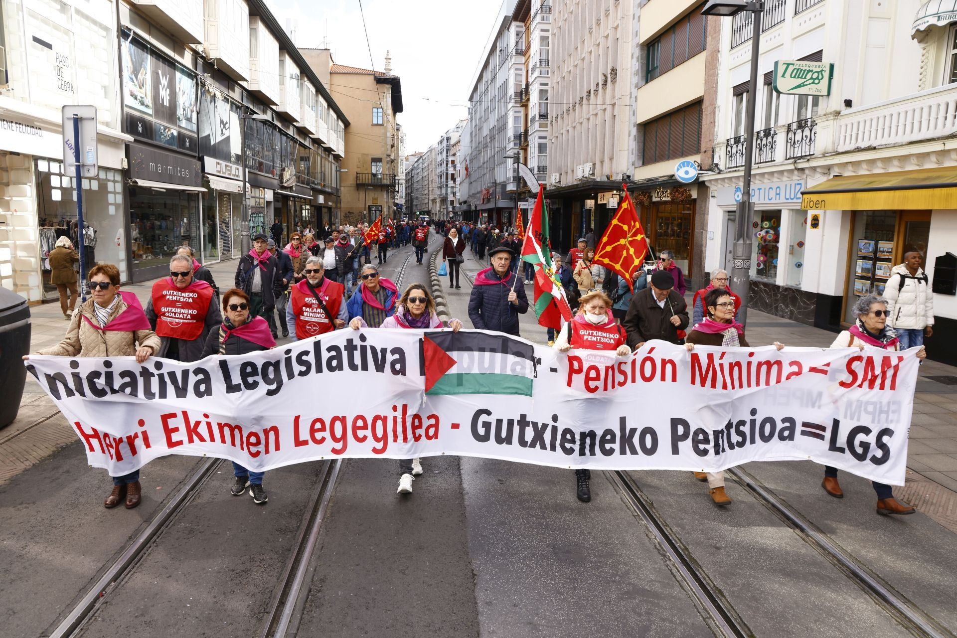 Los pensionistas reúnen 95.000 firmas para que sus prestaciones igualen el SMI en Euskadi