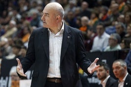 Ponsarnau se dirige a los árbitros en un partido de la ACB.