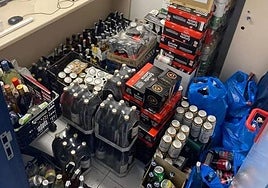 Lote de bebidas alcohólicas requisadas por la Policía de Santurtzi durante una edición pasada del Carnaval.