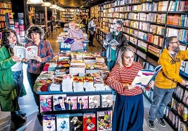 En Joker. Raisa Álava, Josune Urrutia, Mikel Begoña, Fernando Tarancón, Elizabeth Casillas y Álex Orbe, a sus anchas en la librería.
