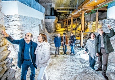 En la catedral de Santa María. Innerarity, Matute, Mato, Fernández de Gobeo, Bernabé, Silvestre y Sánchez Lavega.