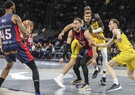 Sedekerskis. rodeado de jugadores del Tenerife.