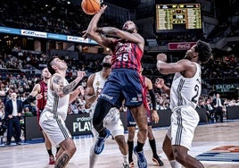 Donta Hall se hace grande bajo el aro merengue ante Deck y Feliz.