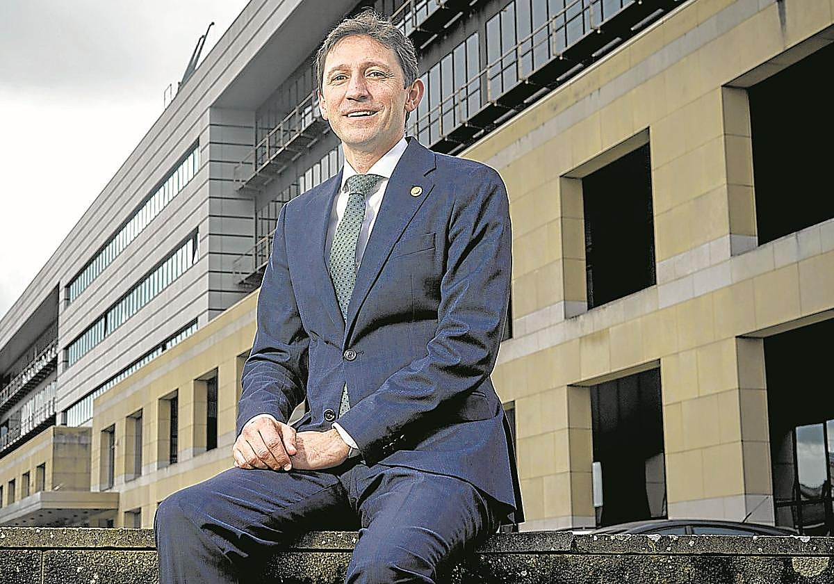 El consejero de Hacienda atiende a EL CORREO en la sede central del Gobierno vasco en el barrio vitoriano de Lakua.