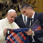 El Papa Francisco recibe la camiseta del San Lorenzo de Almagro conmemorativa del triunfo en la final de la Copa de Libertadores en 2014.