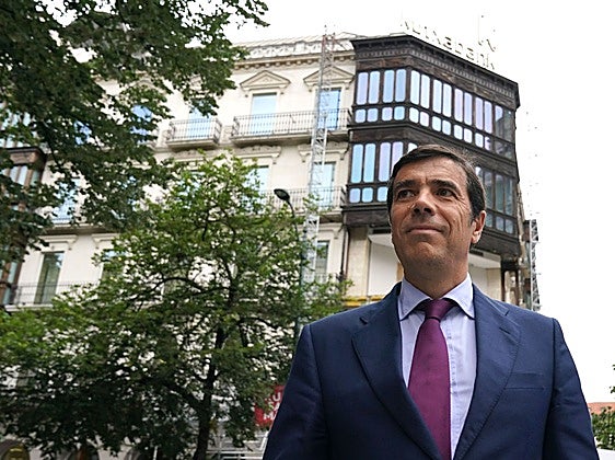 Antón Arriola, presidente de Kutxabank, junto a la sede del banco en la capital vizcaína.