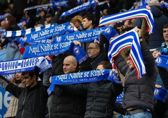 Aficionados del Alavés, durante el encuentro ante el Villarreal.
