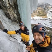 Los vitorianos sonríen en plena escalada en el hielo.