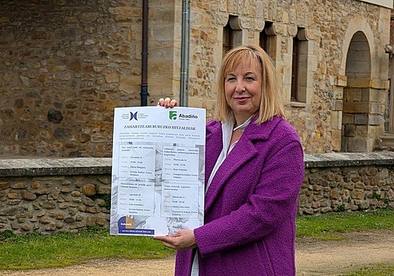 La concejala de Bienestar Social, Edurne Maguregi (AIB),junto al programa de charlas dirigido a personas mayores