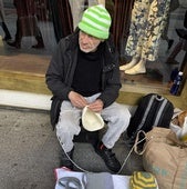 El 'sin techo' portugués que se gana la vida tricotando gorros y bolsos en la Gran Vía de Bilbao