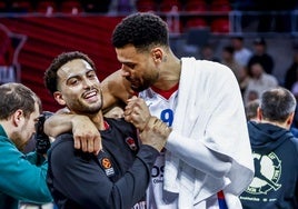 Howard y Cabarrot bromean al final del partido.