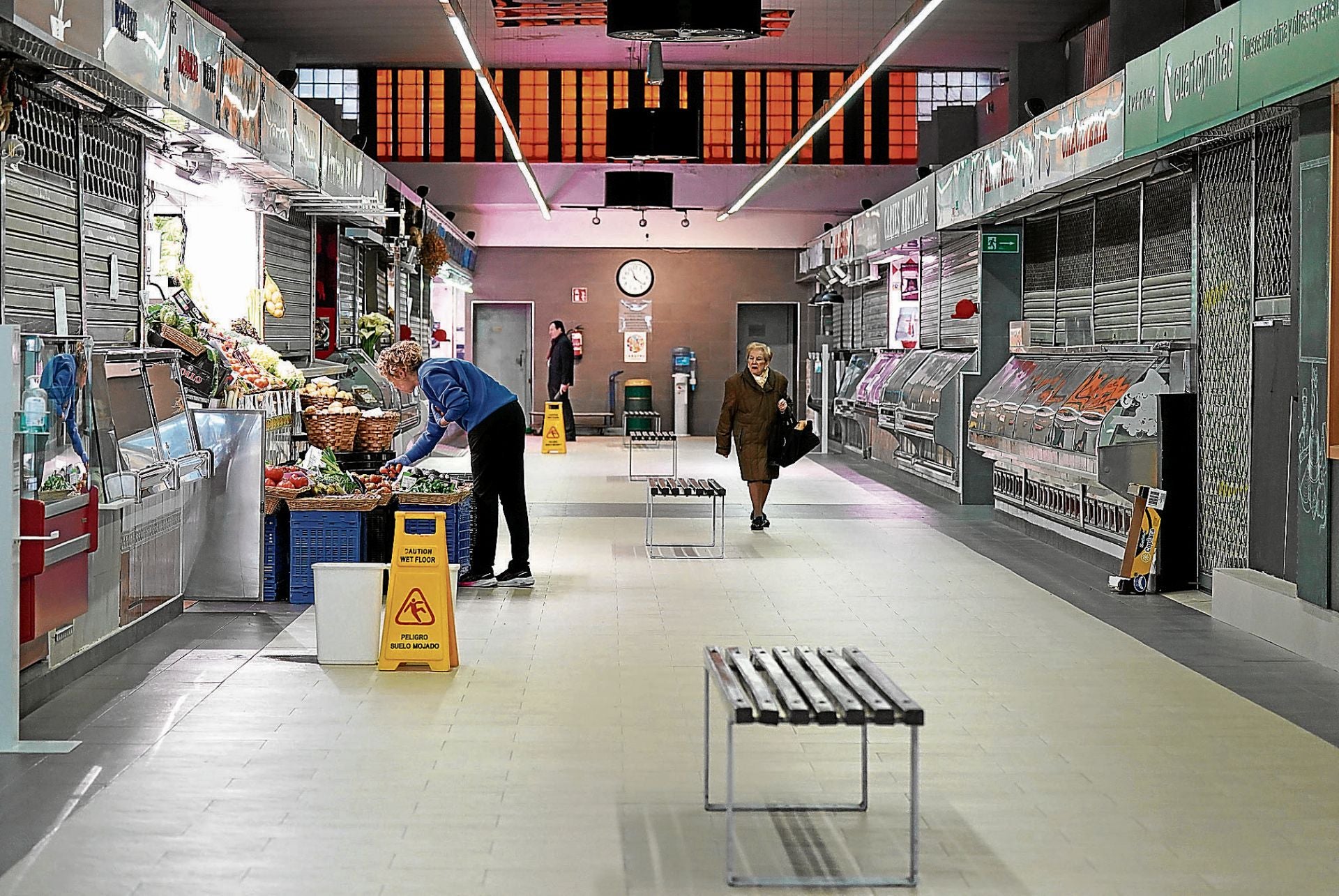 El mercado de Labayru con tres puestos abiertos.
