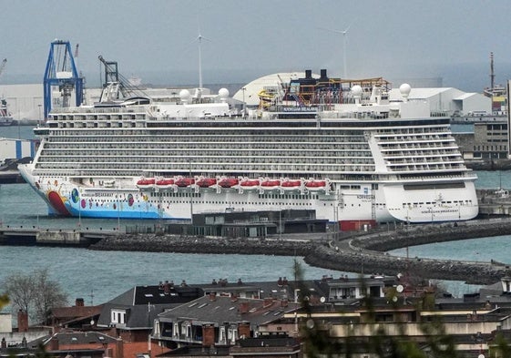 Llega a Getxo el segundo crucero de la temporada, el Breakaway con casi 4.000 pasajeros