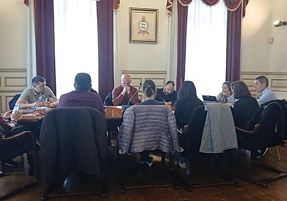 Representantes de los cinco grupos políticos durante la comisión de este jueves.