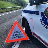 Vista de un vehículo policial durante un control de alcohol y drogas.
