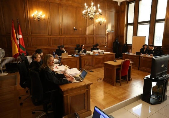 Juicio al monitor de surf de Hondarribia: La acusación particular mantiene la petición de 290 años de prisión y la defensa, la absolución