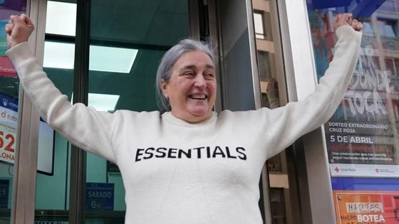 La lotera Marta Puerta celebra el premio despachado en su administración.