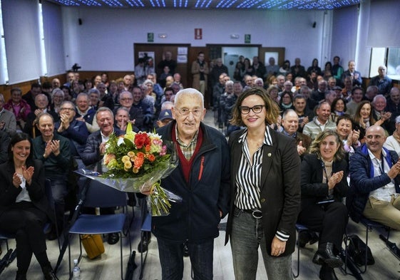 Javier Fondado, el exalumno más veterano del centro, junto a Elixabete Etxanobe, diputada general de Bizkaia.