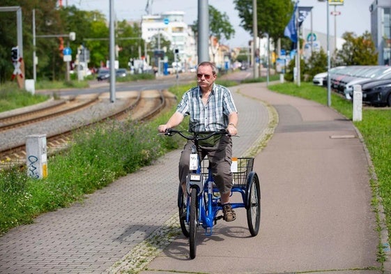 Un usuario utiliza un triciclo eléctrico.