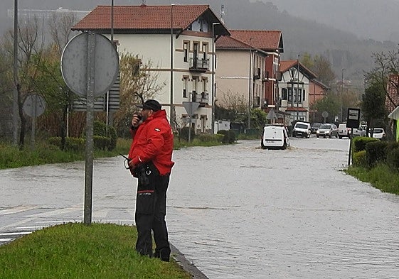 Las lluvias cortan una hora la carretera de Asua y anegan bajos en varios municipios