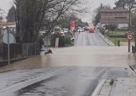 La lluvia se deja notar en Bizkaia, el río Asua se desborda a su paso por Derio