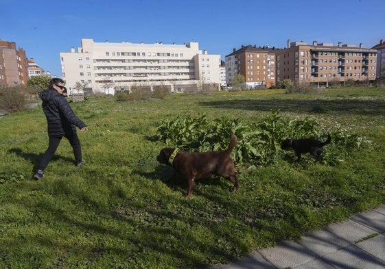 Lakua protesta por la pérdida de parcelas para zonas deportivas que albergarán más viviendas